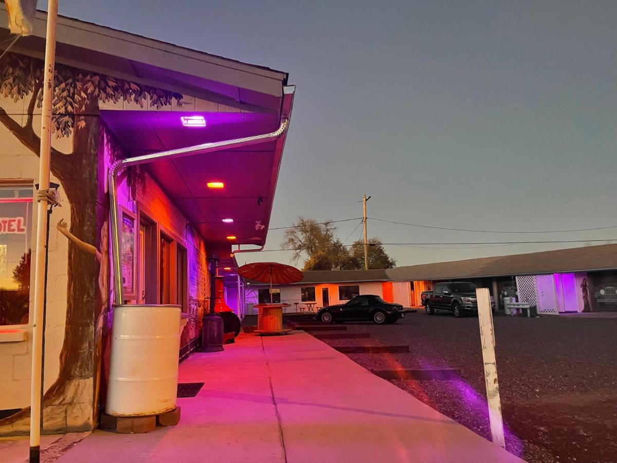 The Aztec Motel & Creative Space Seligman Bagian luar foto