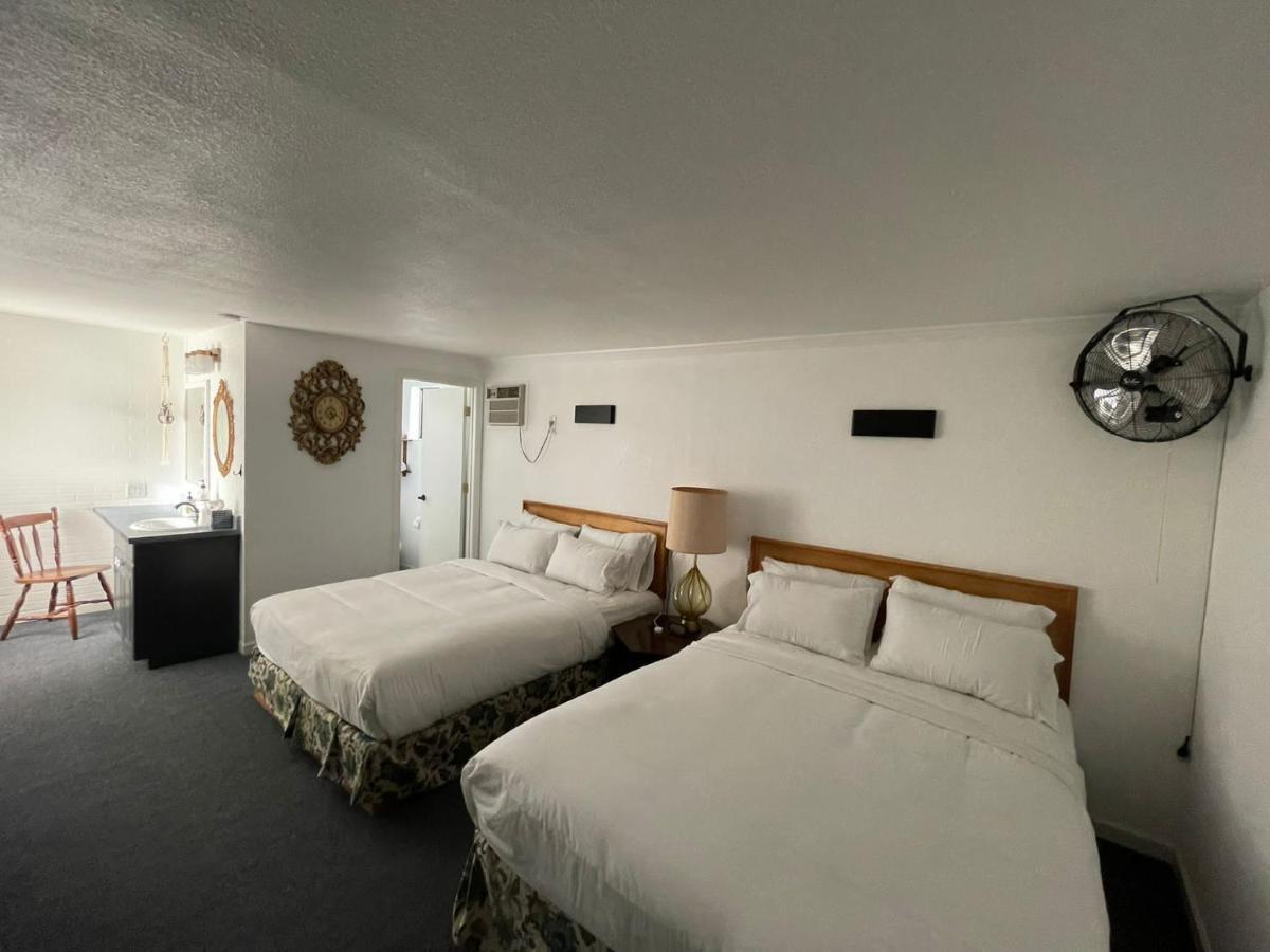 The Aztec Motel & Creative Space Seligman Bagian luar foto