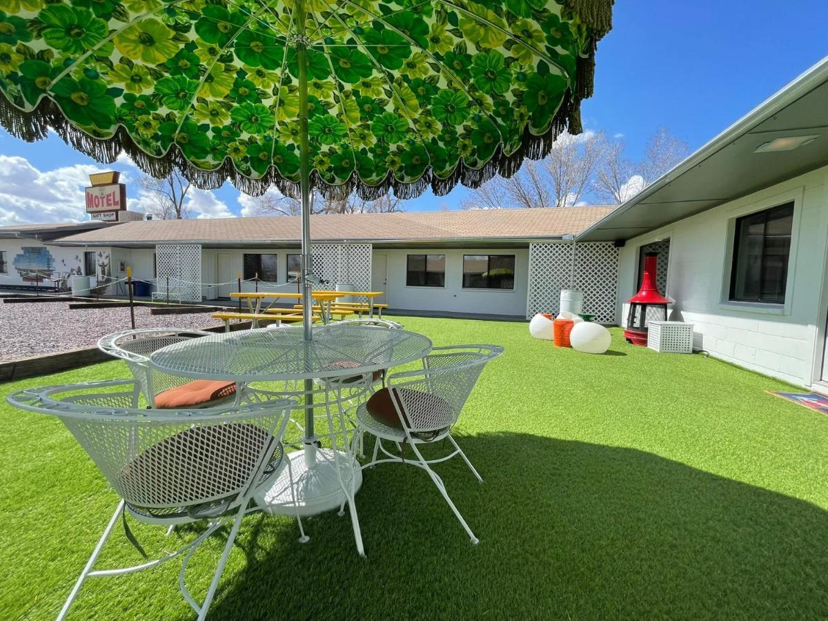 The Aztec Motel & Creative Space Seligman Bagian luar foto
