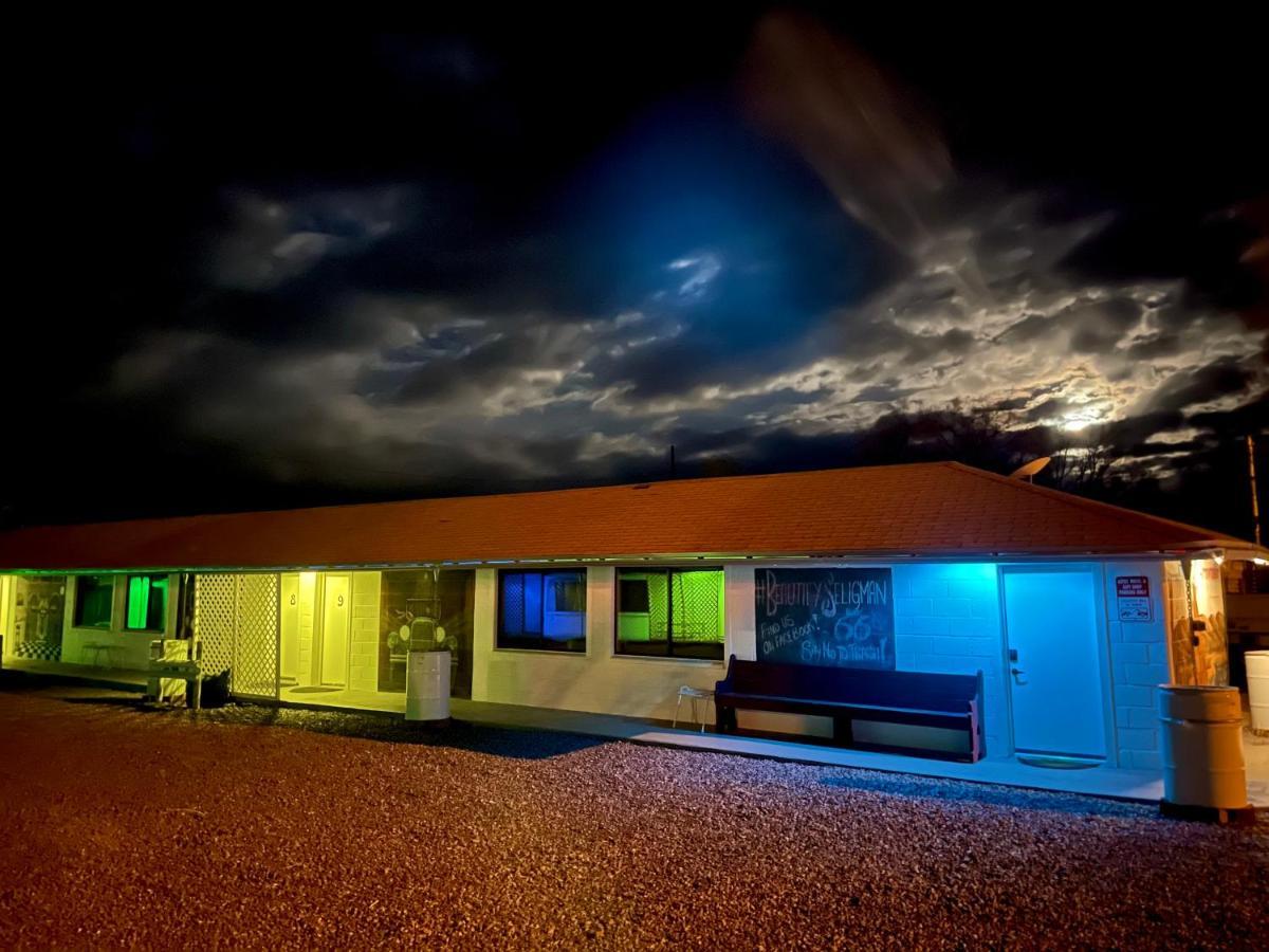 The Aztec Motel & Creative Space Seligman Bagian luar foto