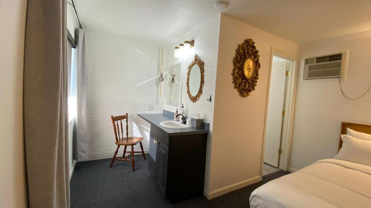 The Aztec Motel & Creative Space Seligman Bagian luar foto