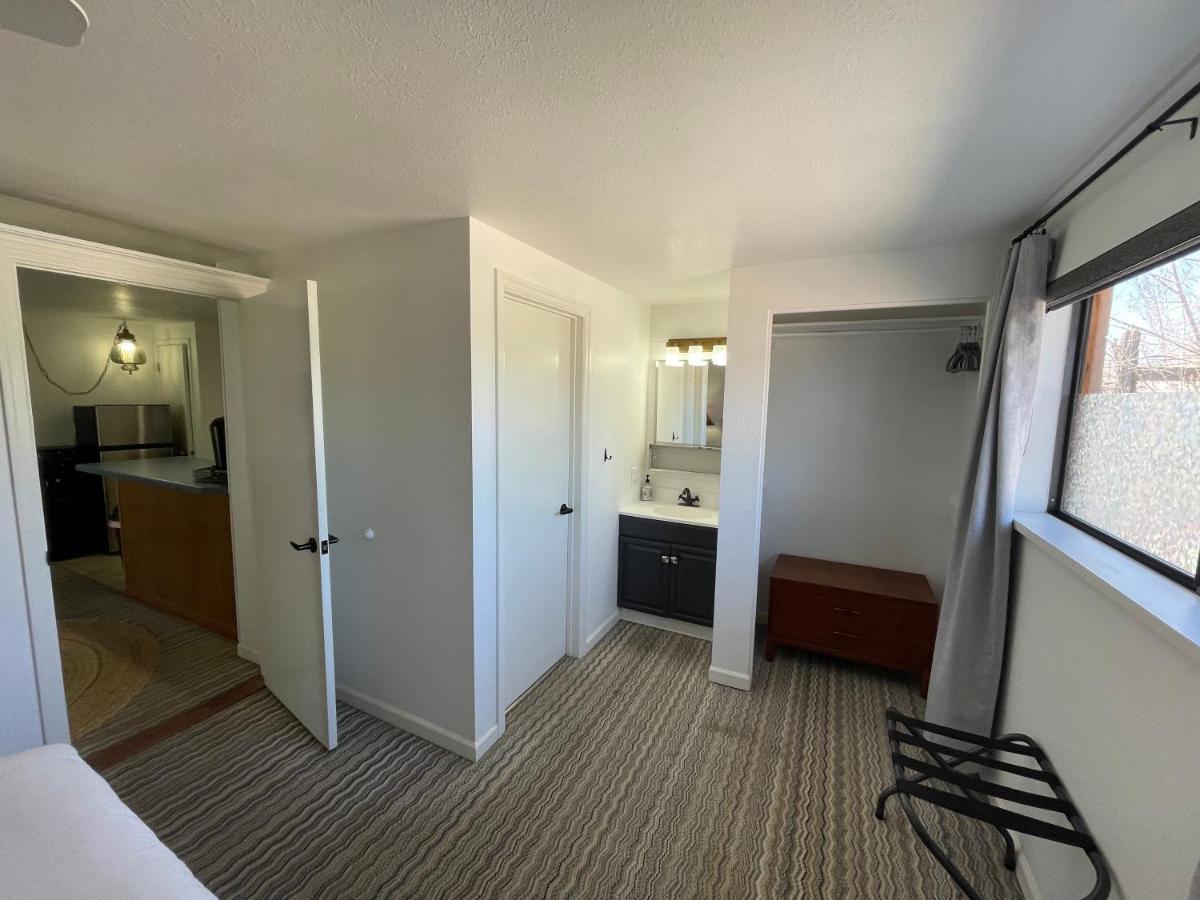 The Aztec Motel & Creative Space Seligman Bagian luar foto