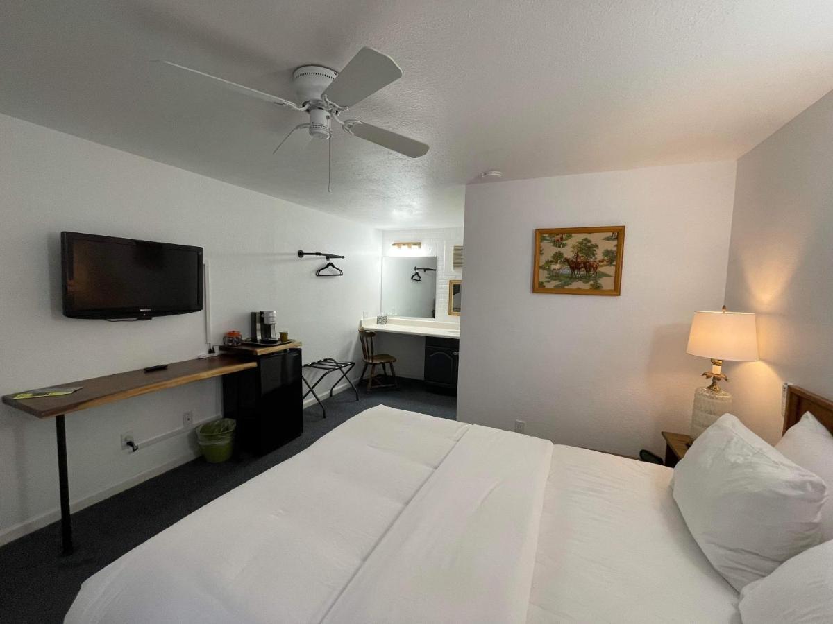 The Aztec Motel & Creative Space Seligman Bagian luar foto