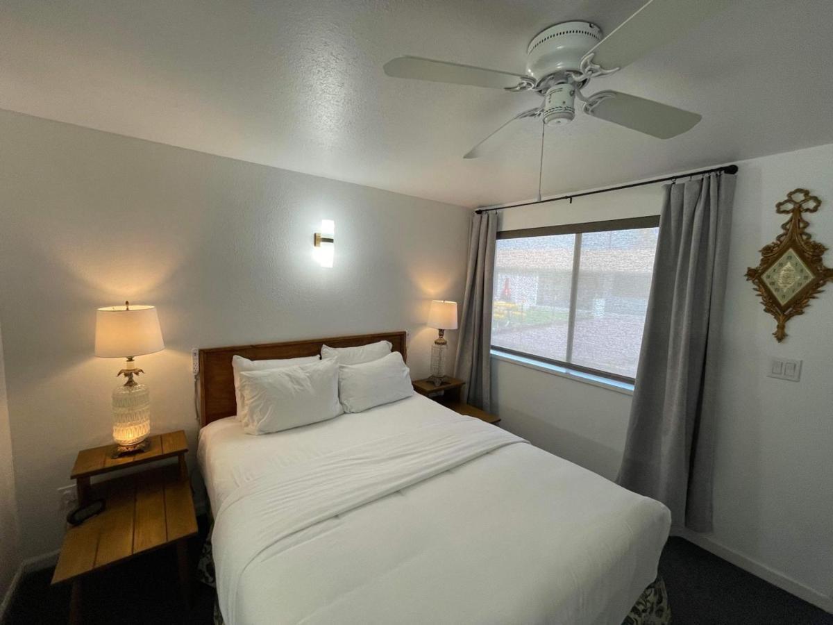 The Aztec Motel & Creative Space Seligman Bagian luar foto