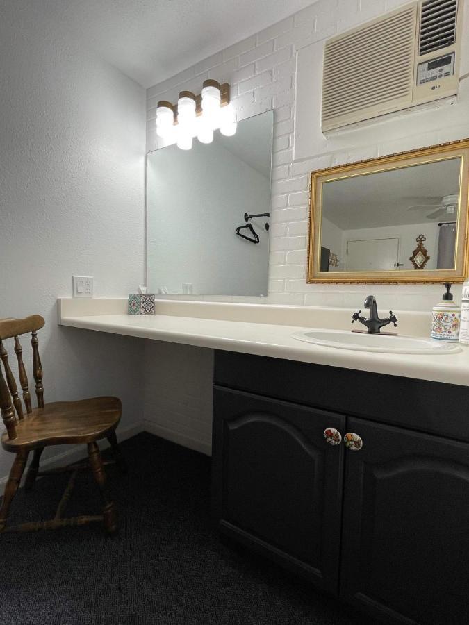 The Aztec Motel & Creative Space Seligman Bagian luar foto