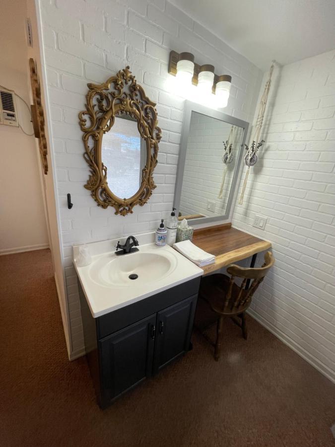The Aztec Motel & Creative Space Seligman Bagian luar foto