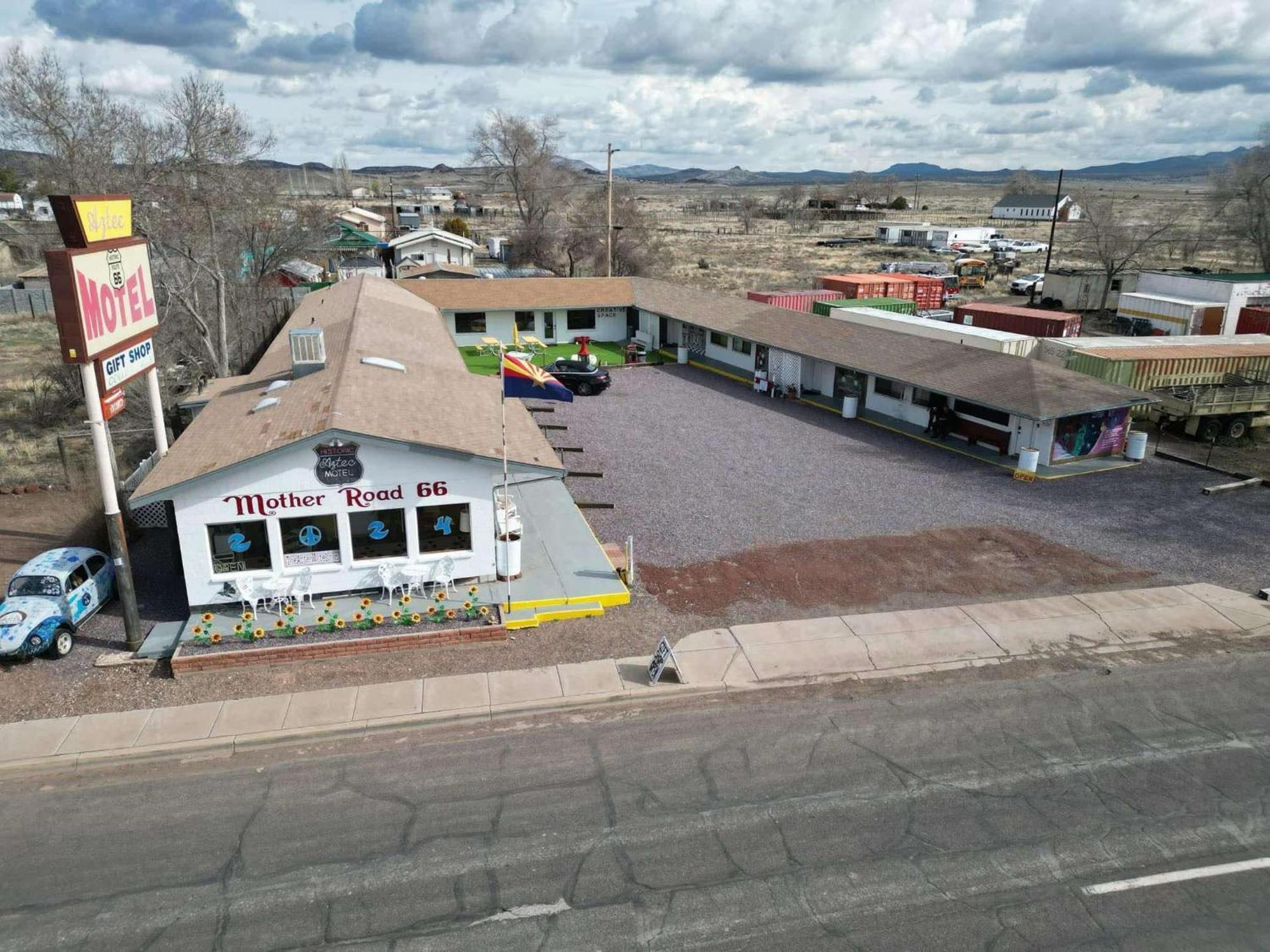 The Aztec Motel & Creative Space Seligman Bagian luar foto