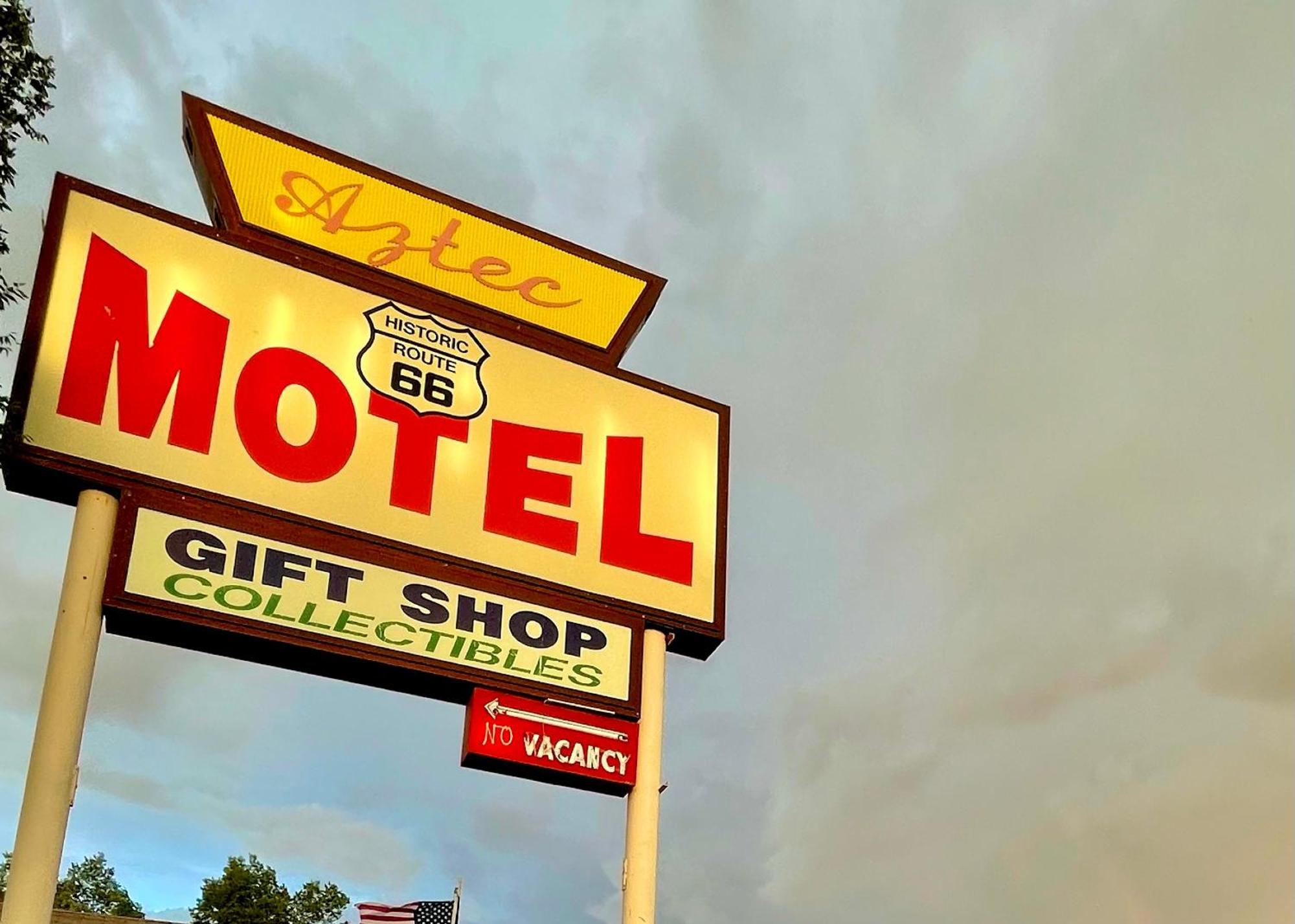 The Aztec Motel & Creative Space Seligman Bagian luar foto