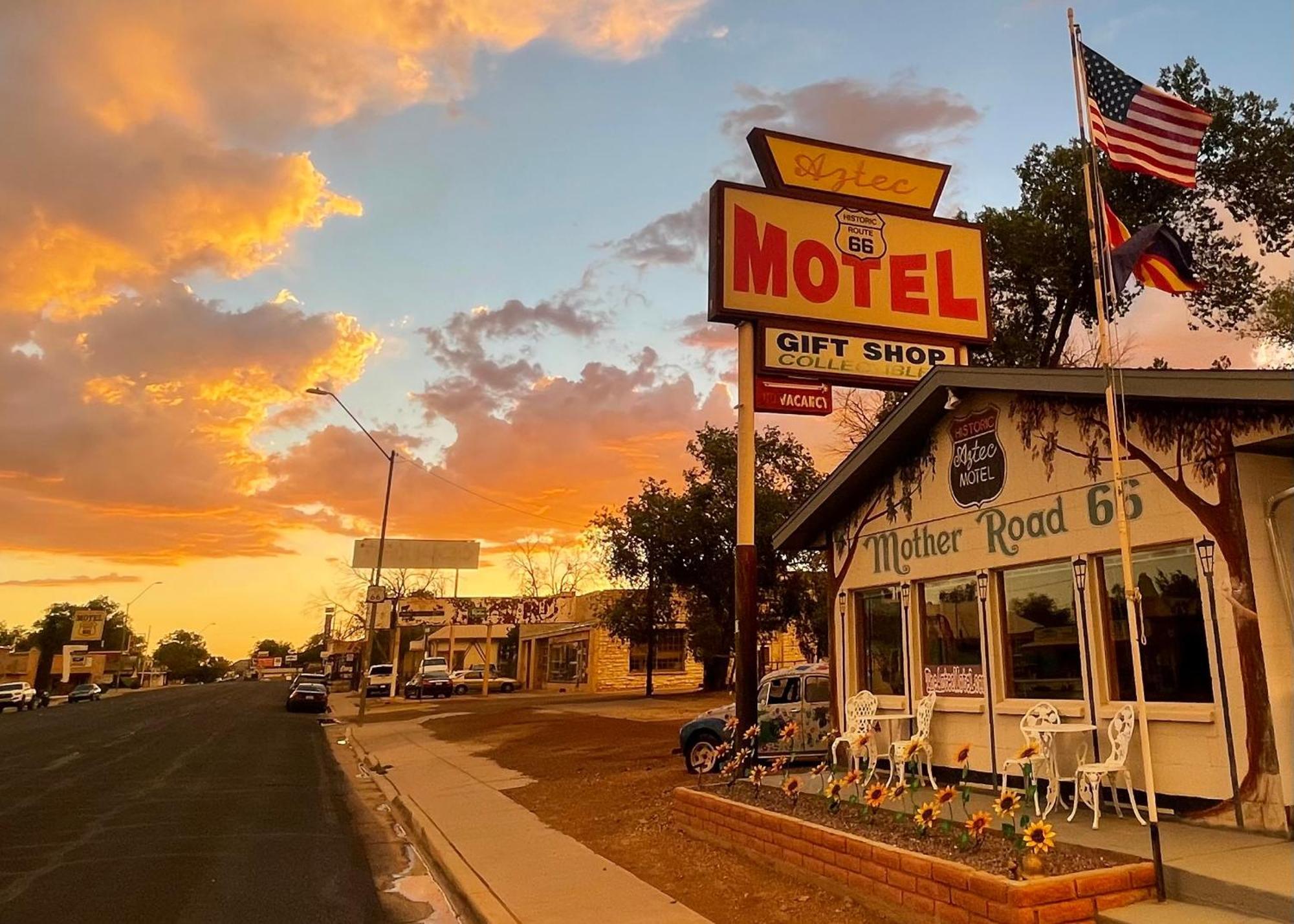 The Aztec Motel & Creative Space Seligman Bagian luar foto